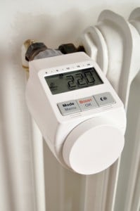 Heizkörper einstellen: Ein modernes und programmierbares Thermostat hilft beim Energiesparen