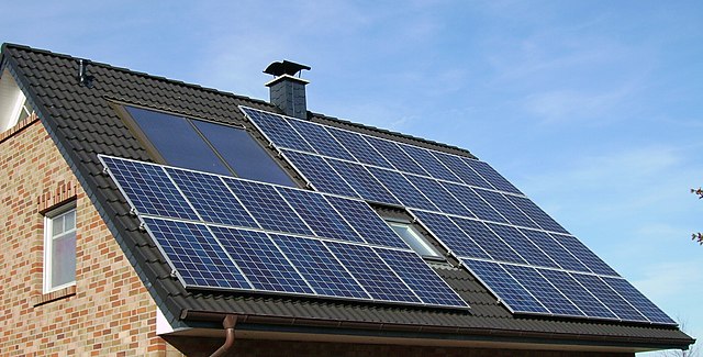 Haus mit Photovoltaikanlage auf dem Dach